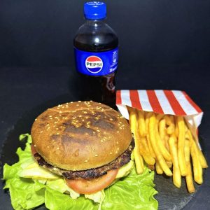 Курячий бурге з картоплею фрі та пепсі