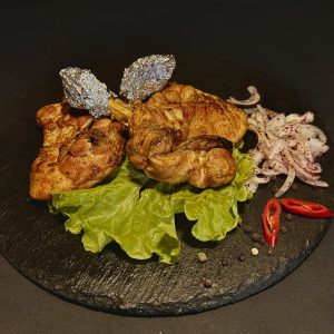 Куряче стегно на мангалі